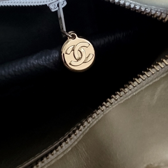 COA💓🔥CHANEL Iridescent Pearl Lambskin Medallion Tote /COA - Picture 9 of 14
